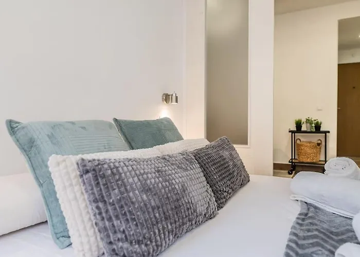 Lxr Neptuno Renovated And Pool Apartment